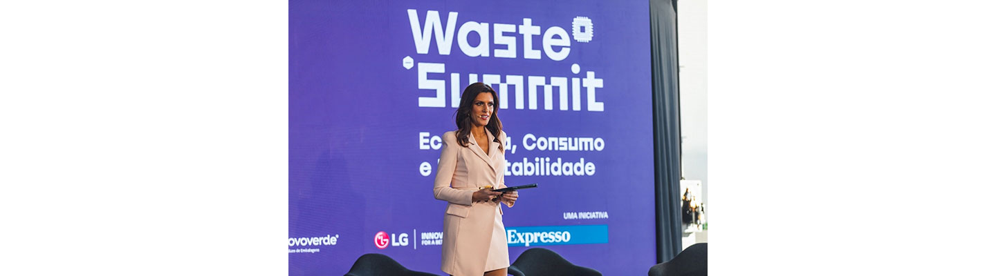Journalist Ana Patrícia Carvalho presenting on stage during the Waste Summit.