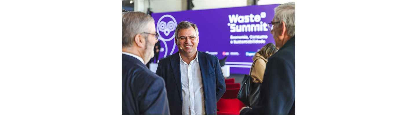 President of ERP Portugal and Novo Verde, Ricardo Neto, having a conversation with two men at the Waste Summit.