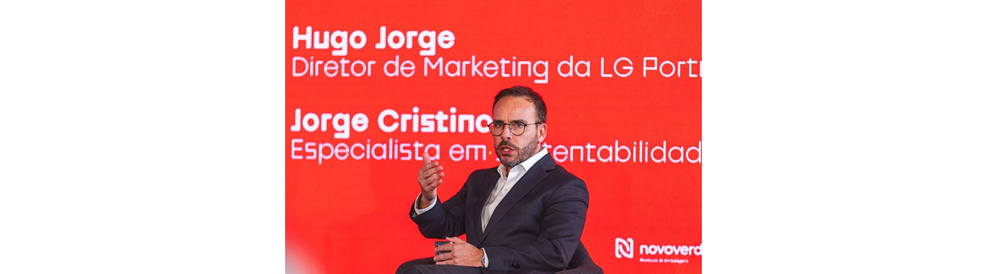 Hugo Jorge, marketing director of LG Electronics Portugal, discussing important issues on stage at the Waste Summit as part of a panel.