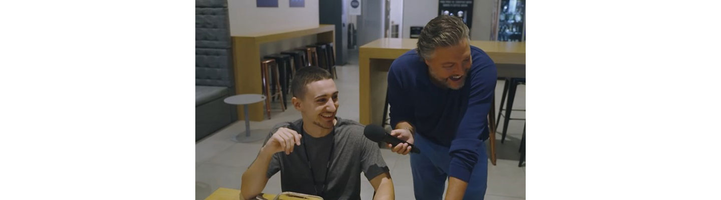 Comedian César Mourão interviewing a young man in LG Portugal’s digital campaign video, Destralhar.