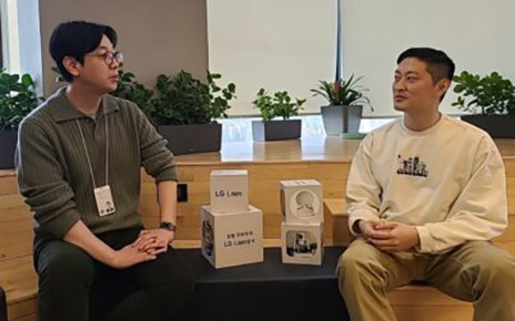 A picture of Kong Dae-won, leader of LG labs and Woo Hyung-bihn, specialist at LG Labs sitting next to each other talking
