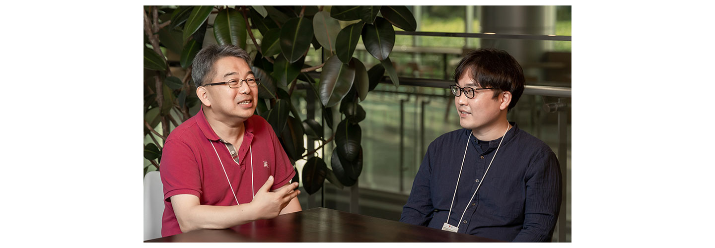 (From left to right) Chang Woon-suk, lead of Smart Solution TP, LG SIC Center, and Lee Jin-jong, LG SIC Center professional