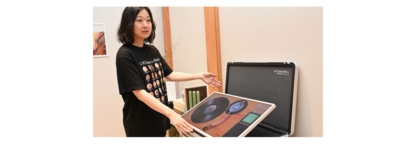 An LG representative explaining the LG StanbyME Go’s turntable mode