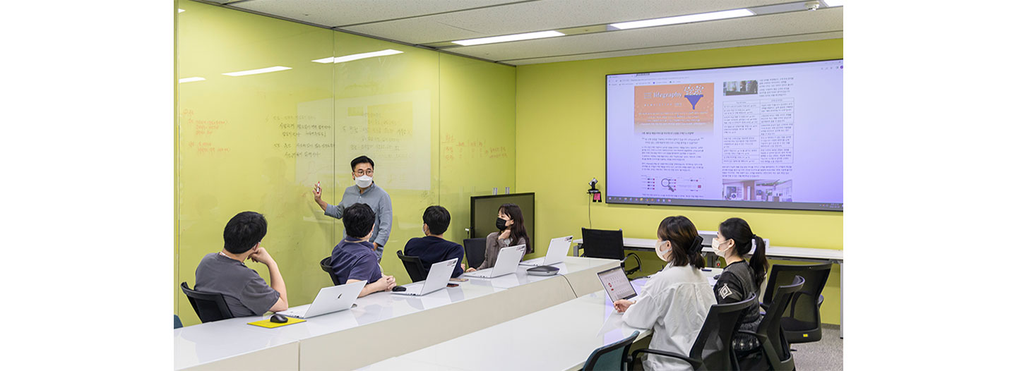 Members of LG Experience Informatics (EI) Task working together in a meeting room