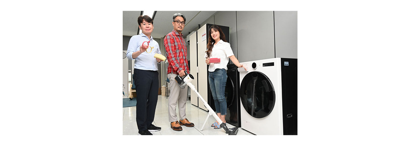 Ha Young-soo, lead of the H&A Design Lab New Experience Design Task, Park Se-ra, a specialist at the LG H&A customer experience innovation planning team, and Lee Jae-kul, a senior specialist at LG’s CSO ESG strategy team