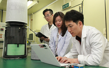 Three researchers at Seoul’s LG Air Science Research Center carrying out tests with the help of LG gram. 