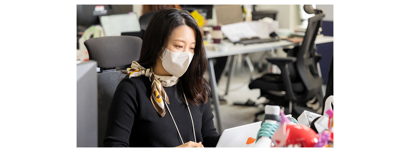 Kang Ji-young, specialist at LG Envisioning Team, working in the office