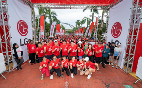 A group photo taken at the start line in the starting position at LG Life’s Good Run in Malaysia