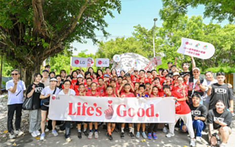 A picture of LG Taiwan employees with students posing with the Life's Good logo and banners