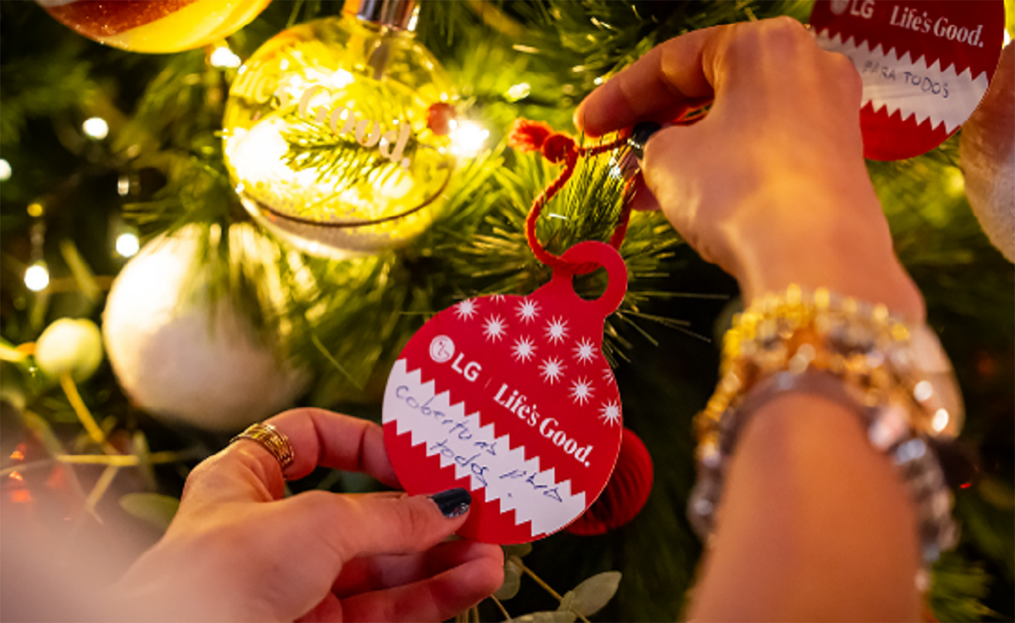 A photo of LG logo ornaments with wishes written on them on the Christmas tree 