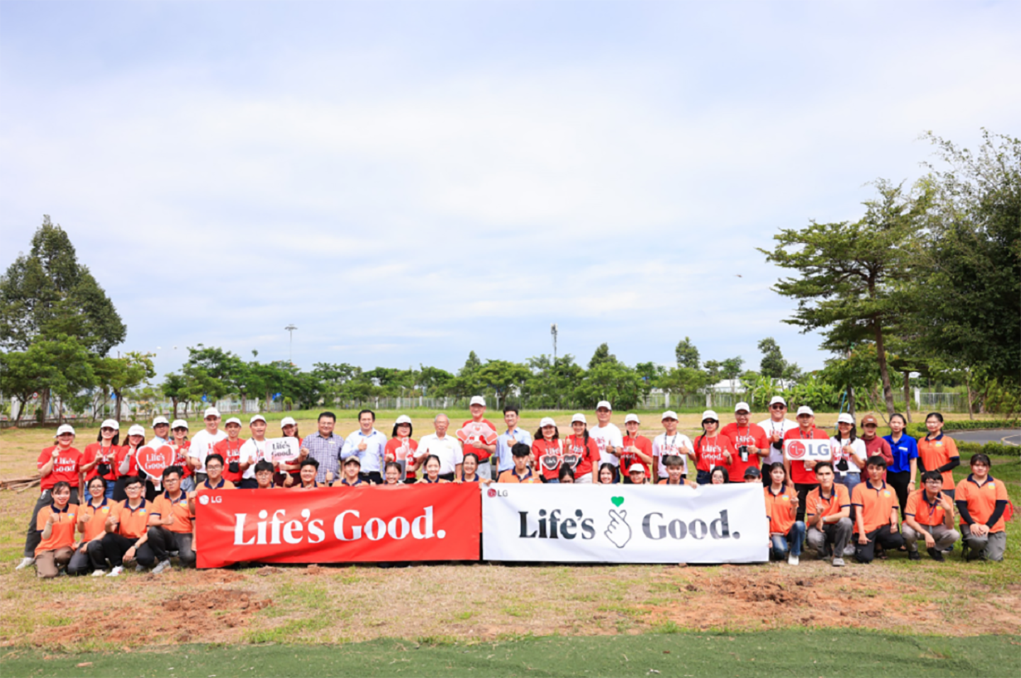 A group picture of LG employees from the tree planting activity at Ho Chi Minh City University of Technology