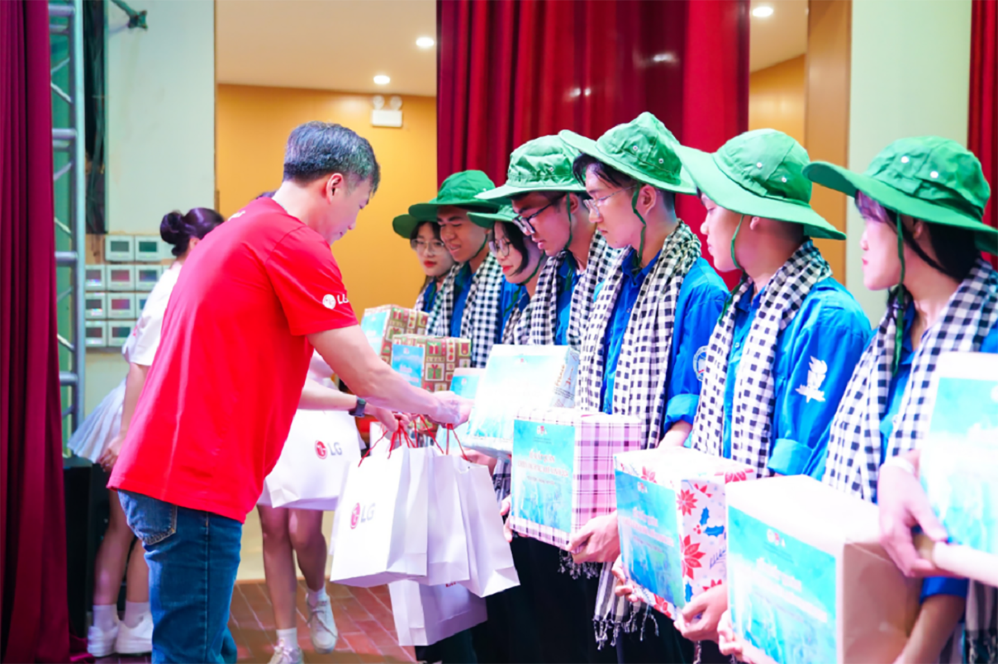 A picture of an LG employee handing out gifts to students who participated in the Green Summer 2024 Campaign