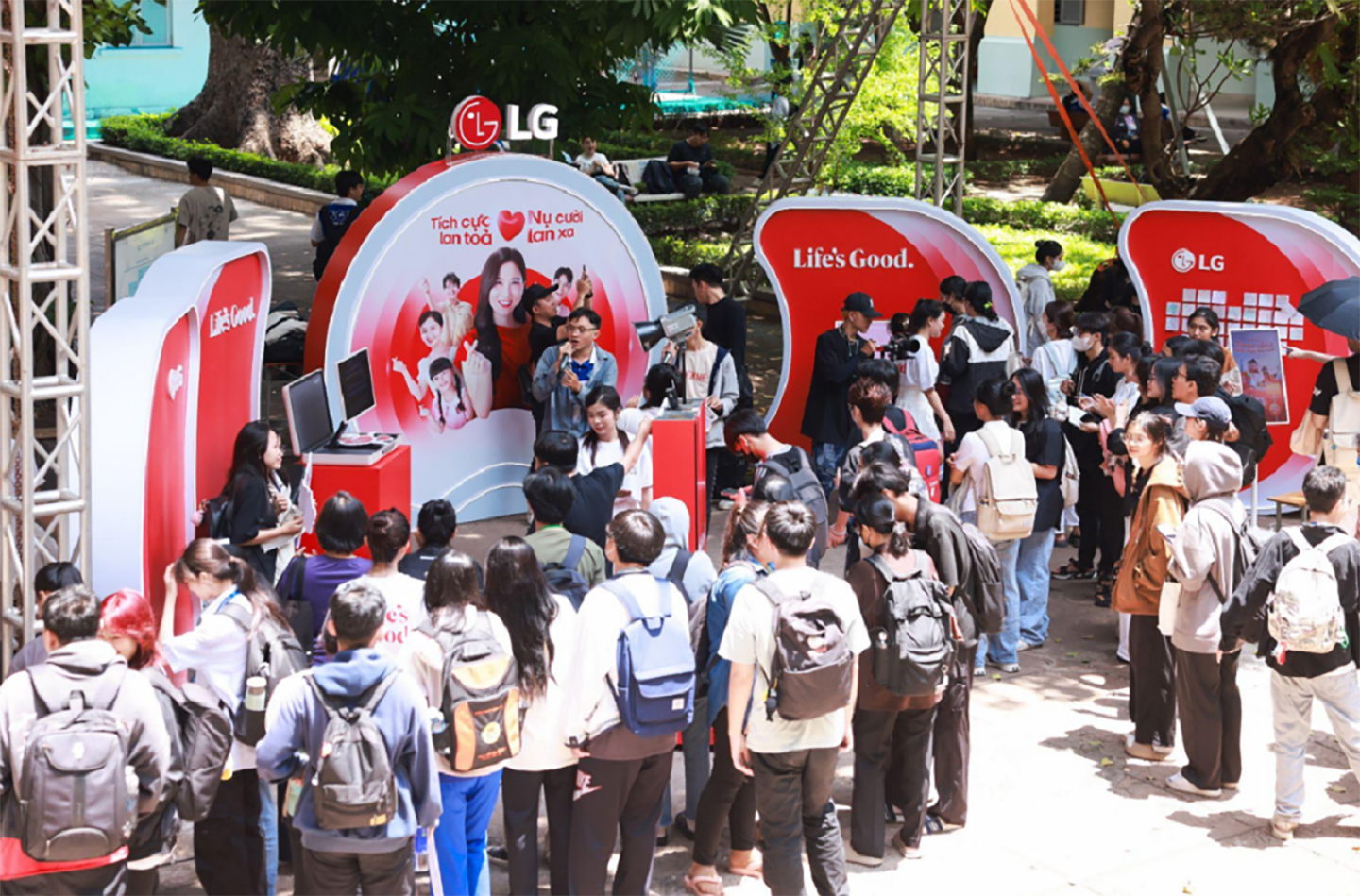 A picture of the event with students at the Uni-tour