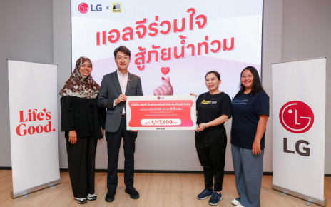 Members of LG Thailand and the Mirror Foundation stand together while holding a sign to announce the donation of 60 essential home appliances.