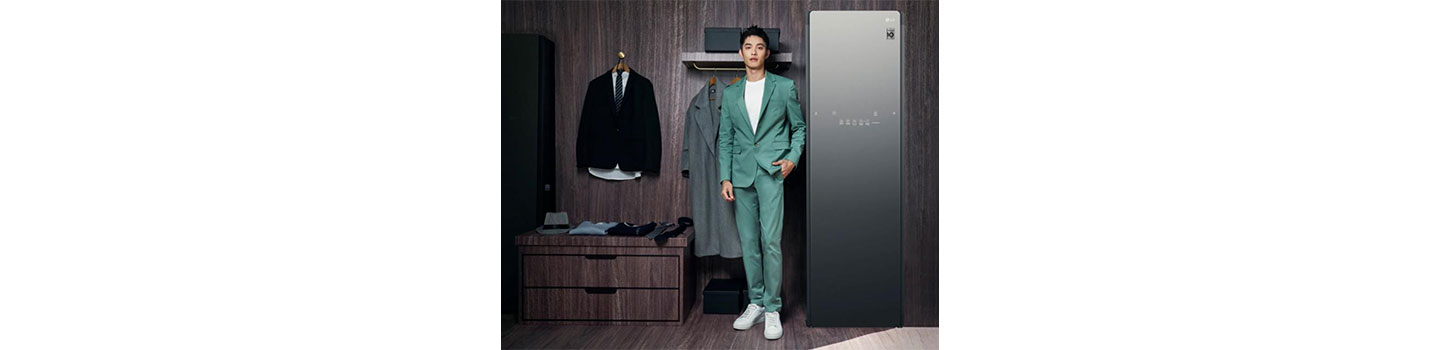 Popular Taiwanese actor Yu-Ning Tsao posing at LG booth in front of LG Styler