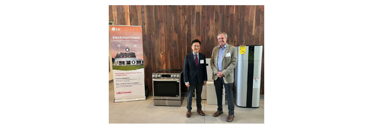 Chris Ahn, president of LG Electronics USA Air Solutions, and David Hochschild, chairman of California Energy Commission posing for a photo