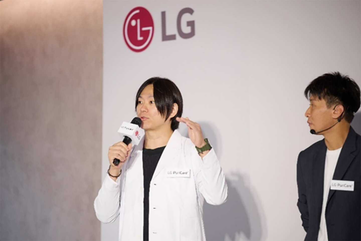 Dr. Lin Tzu-Hsuan conducts a presentation while another speaker looks on.
