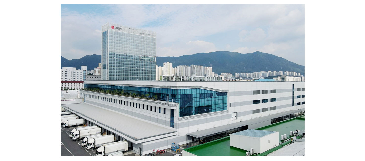 The foreground photograph of LG Smart Park, LG Electronics’ home appliances factory in Changwon, Republic of Korea