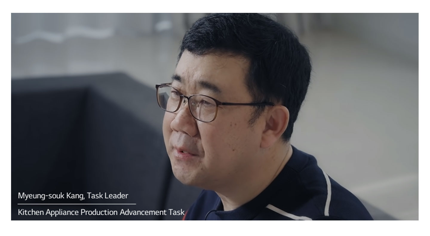 A photo taken during the interview with Kang Myeung-souk, task leader of Kitchen Appliance Production Advancement Task