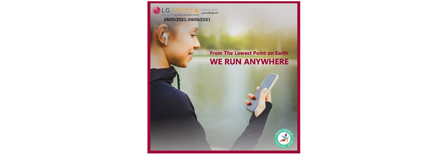 A runner using the Run Jordan VR smartphone app to run the LG Dead Sea Half Marathon Virtual Race.
