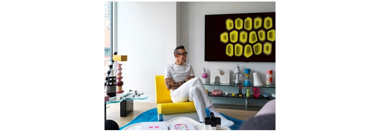 Karim Rashid poses with the LG GALLERY DESIGN TV and his work, INTROVERT, which is integrating with the surroundings