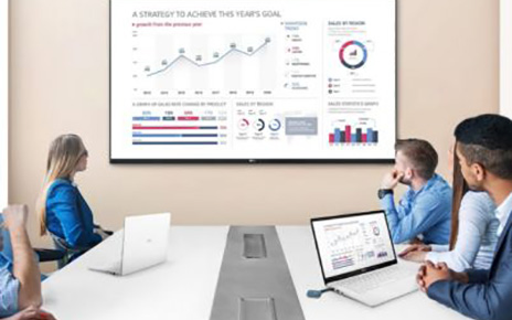 A team meeting featuring colleagues viewing graphs and data displayed on LG’s One:Quick Works.