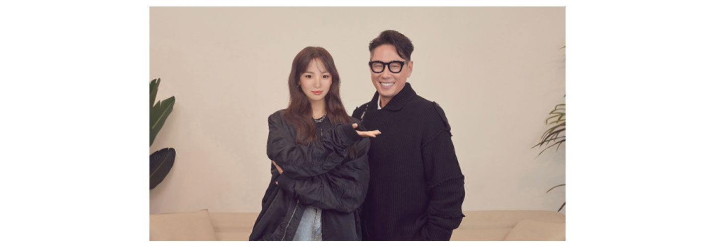 Reah Keem posing with Korean singer-songwriter Yoon Jong-shin.