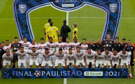  A group photo of São Paulo FC’s players and coaches after winning the 2021 Paulista Championship final