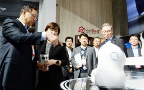 LG Electronics Vice President Jo Seong-jin and other officers discuss a sample of the CLOi robot at IFA 2018.