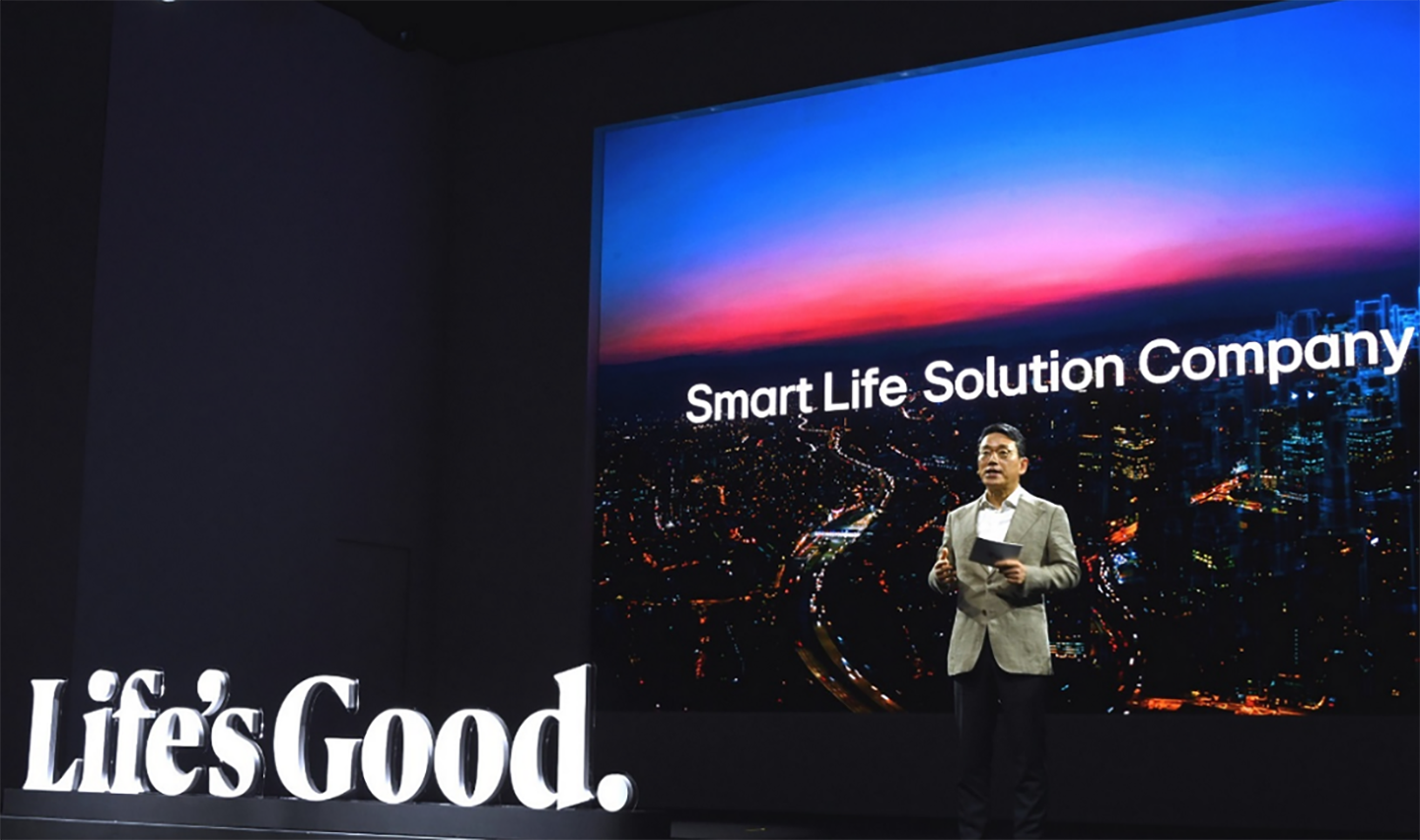 A picture of LG CEO William Cho presenting on stage