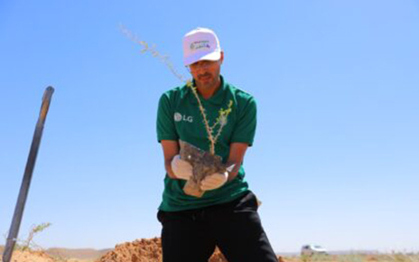 LG Saudi Arabia Staff planting