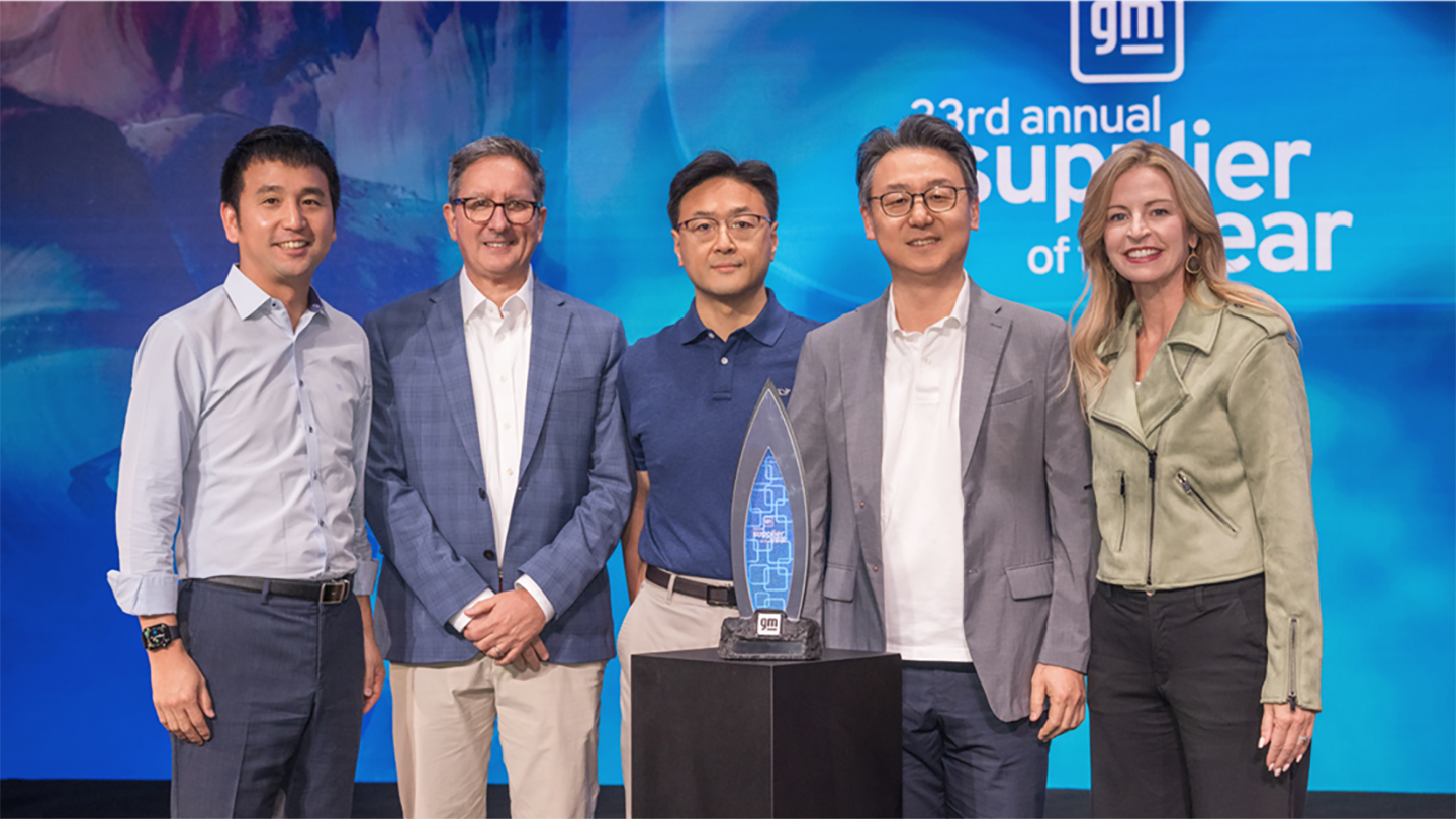 Representatives from LG Vehicle Solutions, including Eun Seok-hyun (President, LG VS Company) and Brad Oh (President, LG VS USA), are pictured with GM executives alongside the 33rd annual GM Supplier of the Year award.
