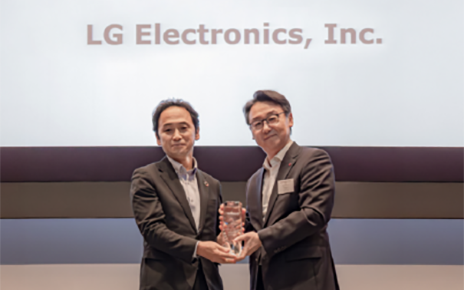 Eun Seok-hyun, president of the LG Vehicle Solution Company, receiving a Global Innovation Award from a Nissan executive.