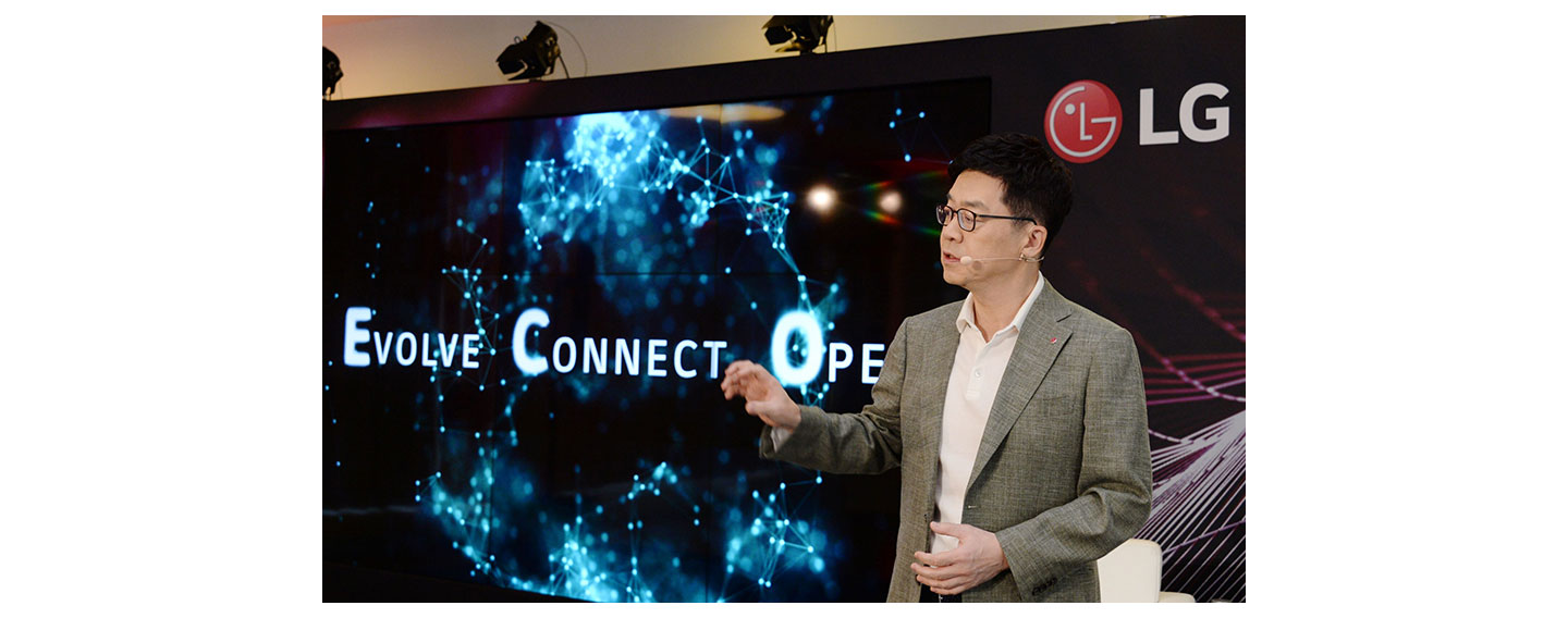 Dr. I.P. Park, president and chief technology officer of LG Electronics, delivers a speech at a panel talk event to kick off IFA 2019.