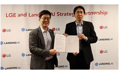 LG president and chief technology officer, Dr. I.P. Park, and Dr. Andrew Ng, CEO and founder of Landing AI, hold the agreement after singing a strategic partnership