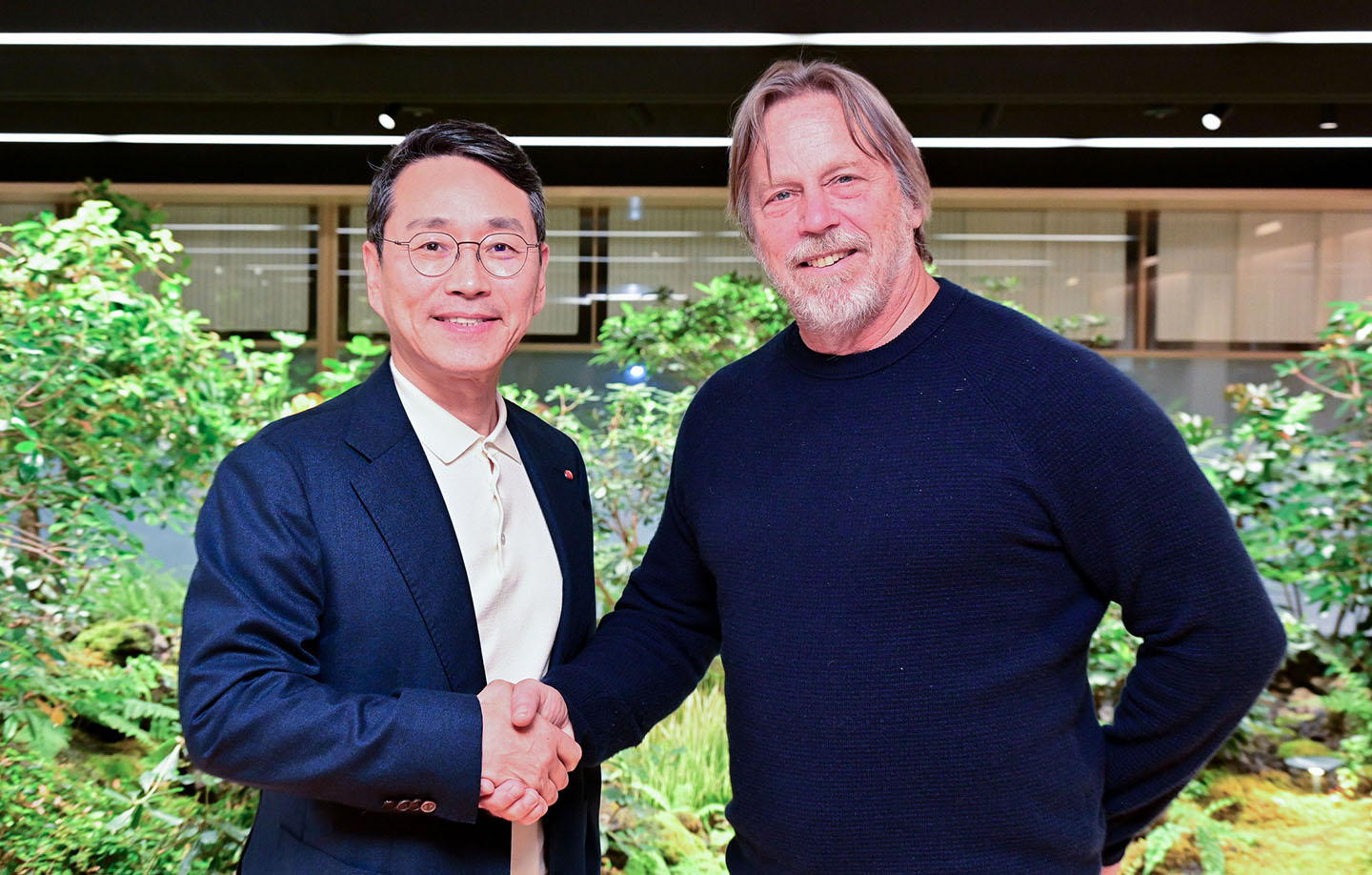 A picture of LG CEO William Cho and Tenstorrent CEO Jim Keller shaking hands