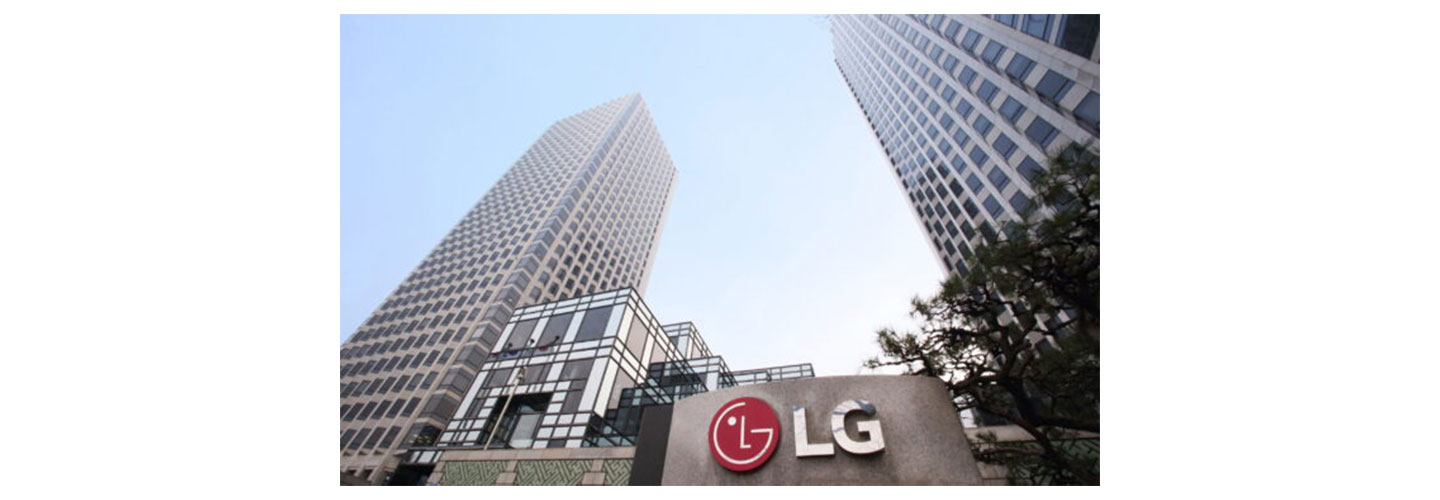 A picture of LG Twin Towers in the daytime