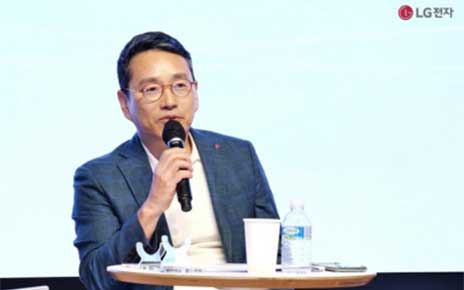 LG CEO William Cho making a speech at his fourth ‘CEO F.U.N. Talk’