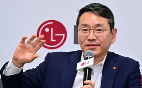 A picture of LG CEO William Cho talking through the mic