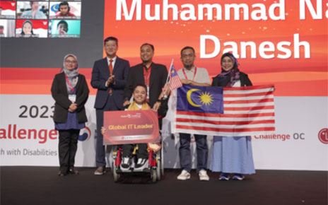 The winner of 2023 Global IT Challenge posing for a photo on the podium