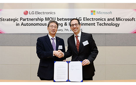 Mr. Kim Jin-yong, president of LG’s Vehicle Component Solutions Company, shake hands with Mr. Sanjay Ravi, general manager, automotive industry at Microsoft.