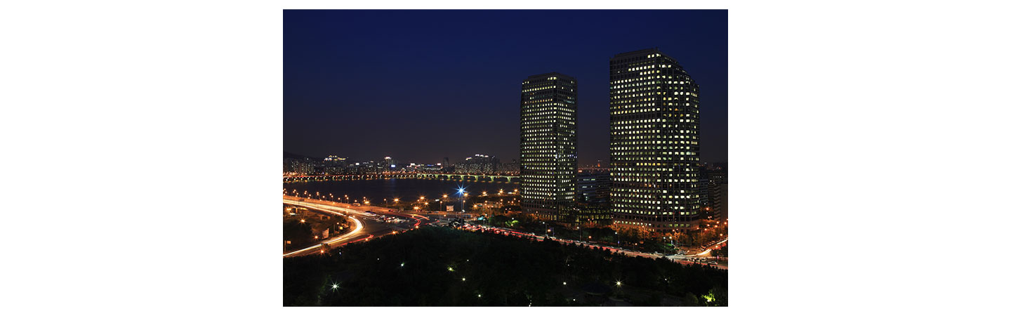 A picture of LG Twin Towers at night