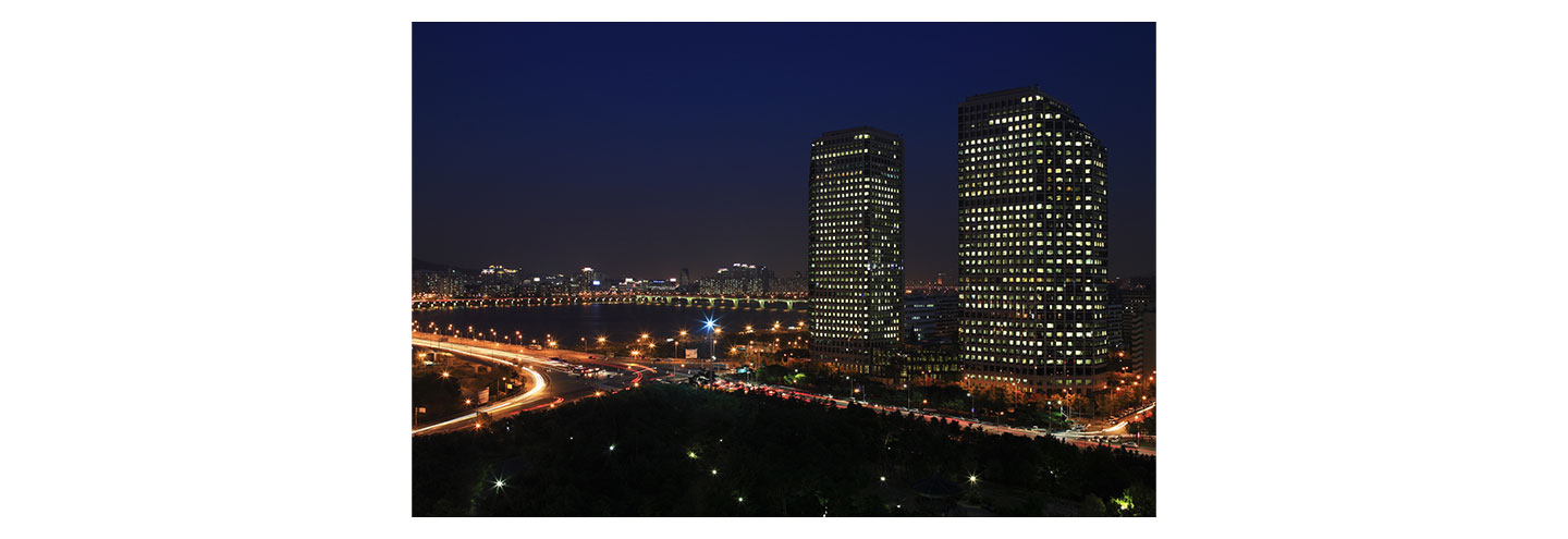 A picture of LG Twin Towers at night