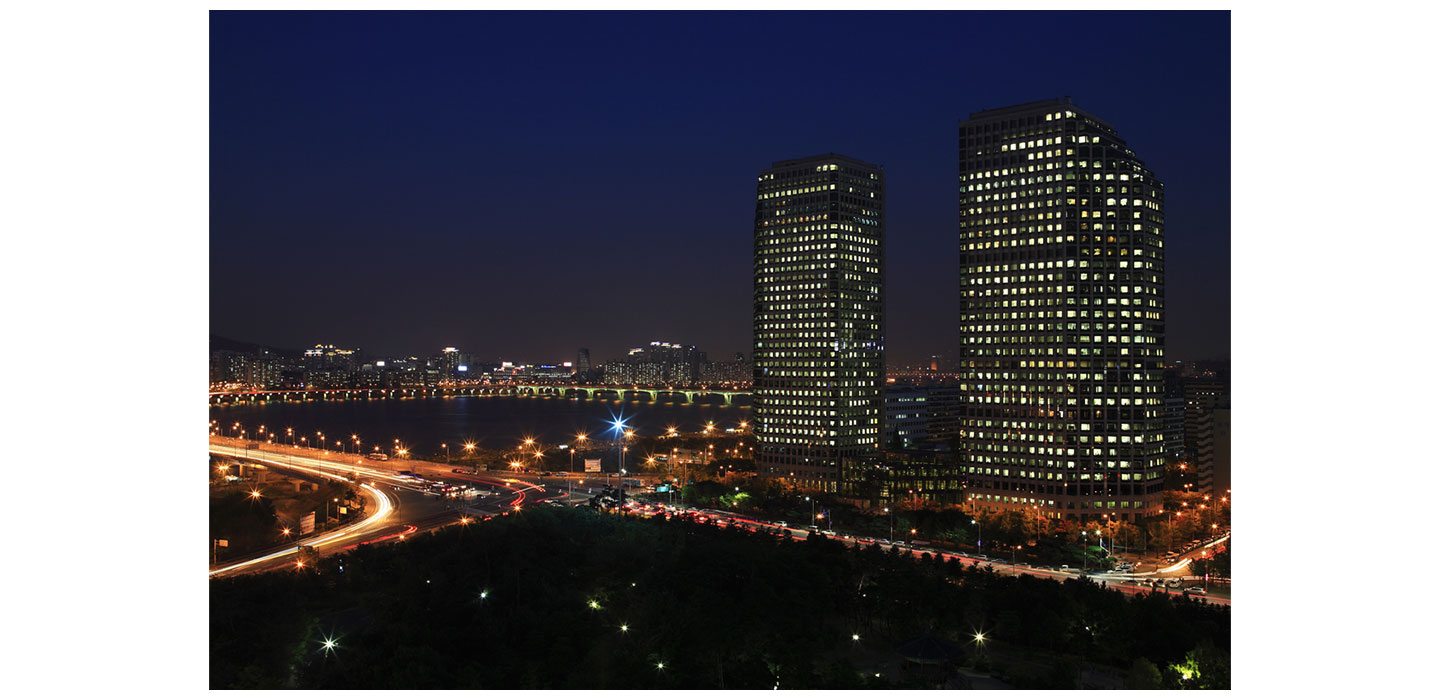 A picture of LG Twin Towers at night