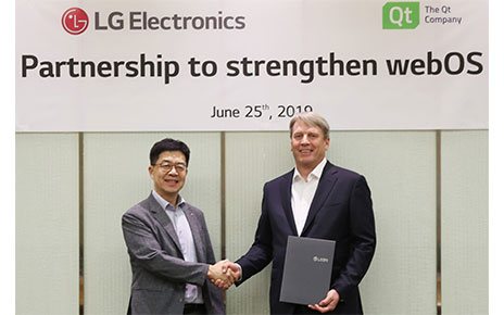 Dr. I.P. Park, president and Chief Technology Officer of LG Electronics, and Juha Varelius, CEO of Qt, shake hands after signing an MOU.
