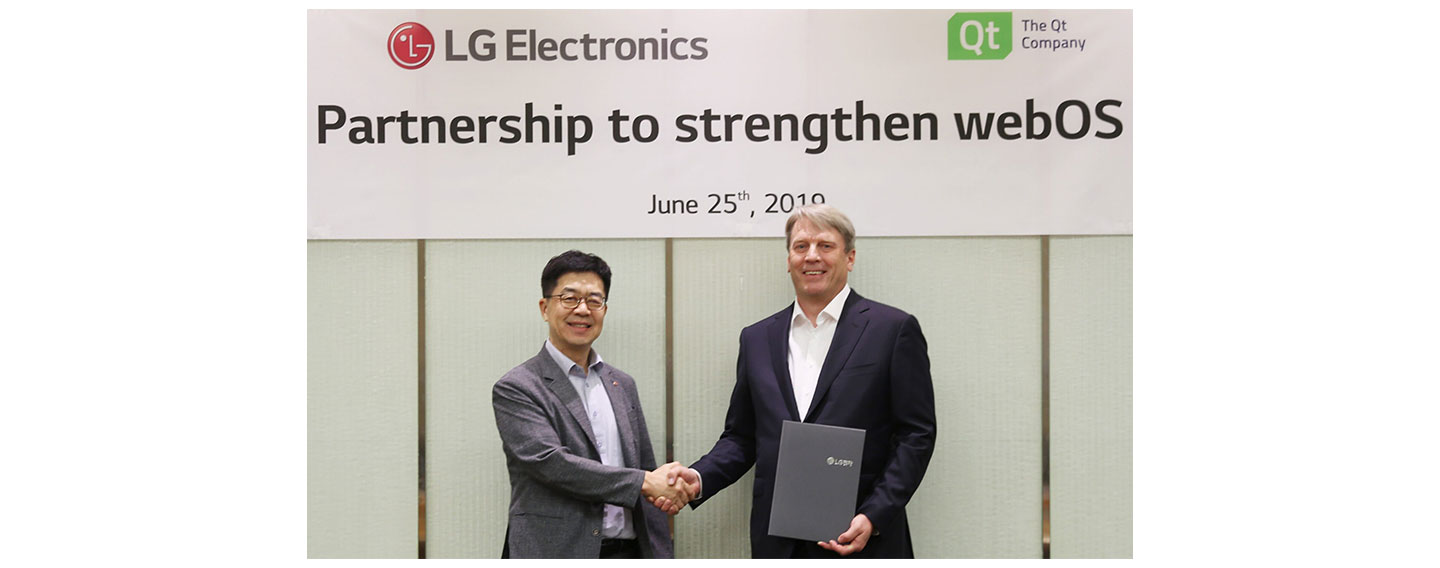Dr. I.P. Park, president and Chief Technology Officer of LG Electronics, and Juha Varelius, CEO of Qt, shake hands after signing an MOU.