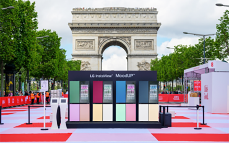 A photo of a grand picnic LG InstaView™ with MoodUP™ refrigerator lineup launch event on Paris’s Champs-Élysées