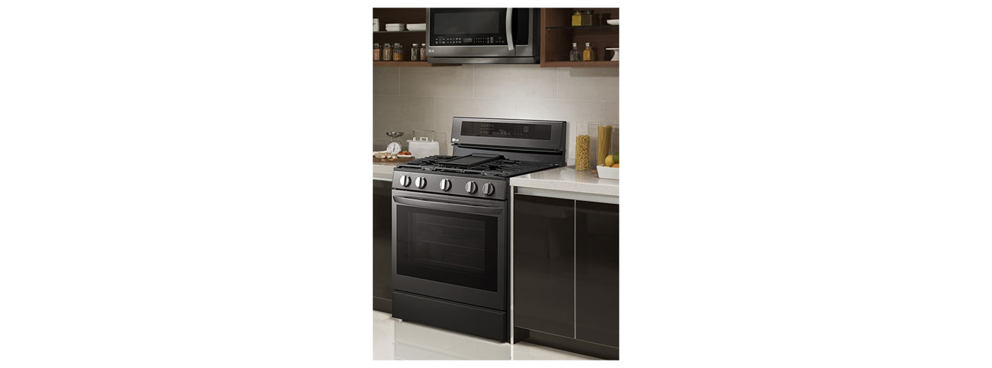 Side view of the LG InstaView ThinQ™ Range in the kitchen