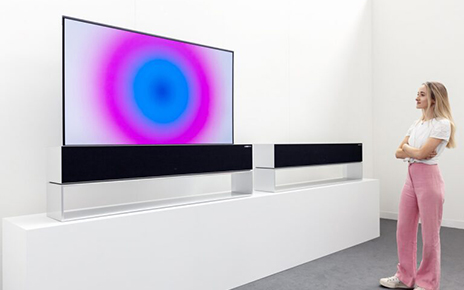 A woman appreciating LG SIGNATURE OLED R as it displays Anish Kapoor’s Media Art beautifully through OLED-powered vivid colors
