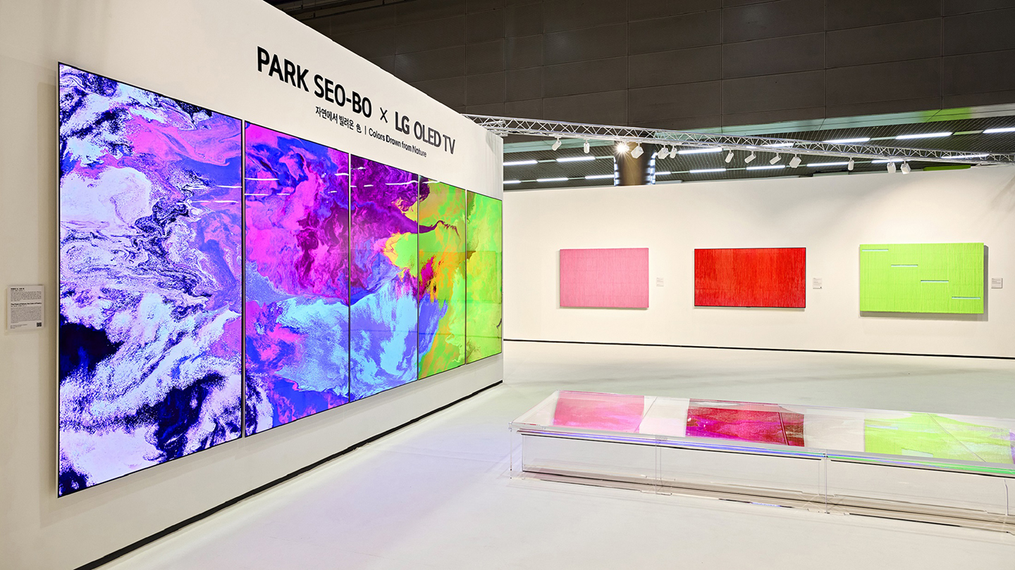 LG OLED TV Brings Park Seo-Bo’s Nature-Inspired Colors to Life at Frieze Seoul 2025